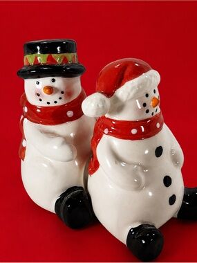Festive Salt n Pepper Ceramic Snowman Figurines TII COLLECTION ⛄️ NEW OLD STOCK💫